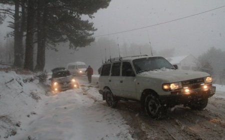 Kar ve tipiye rağmen kayak tutkunları Uludağ’a akın etti