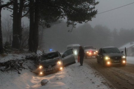 Kar ve tipiye rağmen kayak tutkunları Uludağ’a akın etti