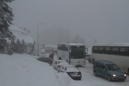 Kar ve tipiye rağmen kayak tutkunları Uludağ’a akın etti