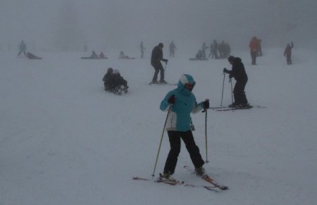 Kar ve tipiye rağmen kayak tutkunları Uludağ’a akın etti