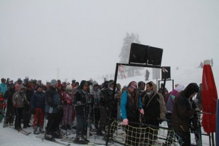 Kar ve tipiye rağmen kayak tutkunları Uludağ’a akın etti