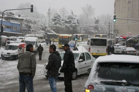 Kar yağdı, vatandaş yolda kaldı