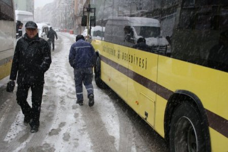 Kar yağdı, vatandaş yolda kaldı