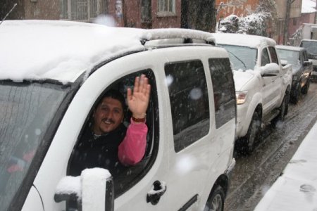 Kar yağdı, vatandaş yolda kaldı