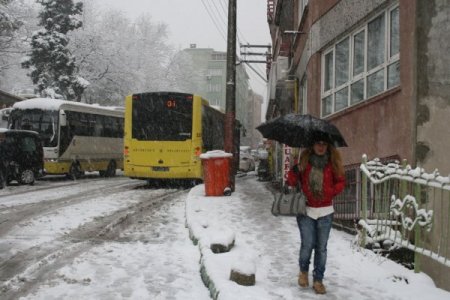 Kar yağdı, vatandaş yolda kaldı
