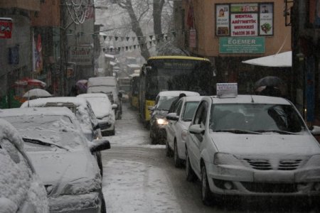 Kar yağdı, vatandaş yolda kaldı