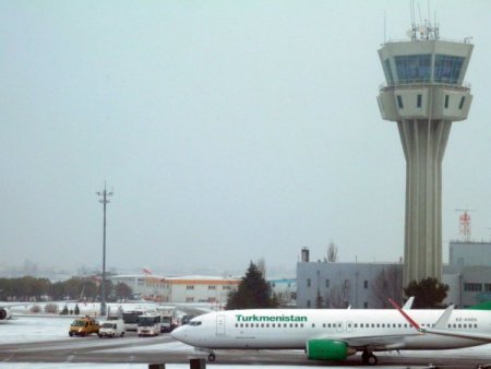 Kar Yağışı, Atatürk Havalimanı'ndaki Uçak Ve Araç Trafiğini Artırdı