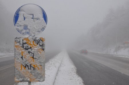 Kar yağışı, Bolu Dağı'nda ulaşımı olumsuz etkiliyor