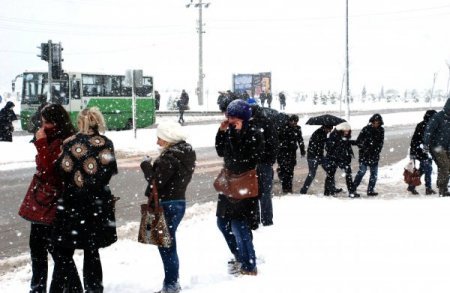 Kar yağışı, üniversite öğrencilerine zor anlar yaşattı