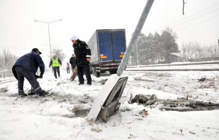 Kar yağışı beraberinde kazaları getirdi (FOTOĞRAF İÇİN)