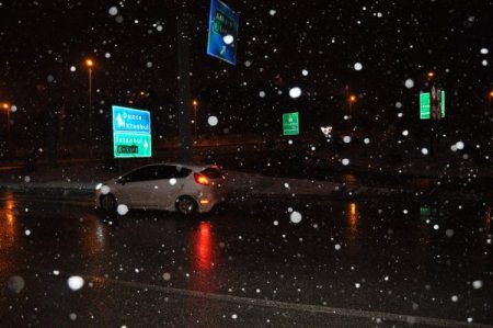 Kar yağışı Bolu Dağı’nda ulaşımı olumsuz etkiliyor