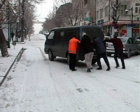 Kar Yağışı Sürücülere Zor Anlar Yaşattı
