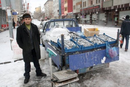 Kar Yağışı Ve Soğuk Havadan Pazarcılar Da Olumsuz Etkilendi