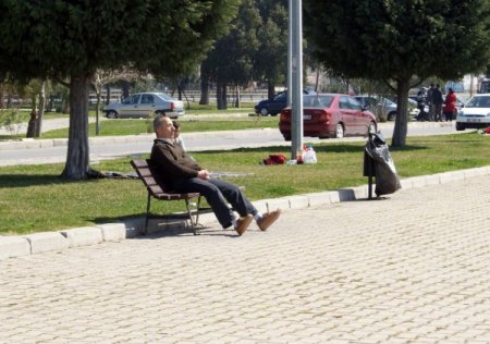 Kar Yağışının Ardından İzmir'de Bahar Havası Yaşanıyor