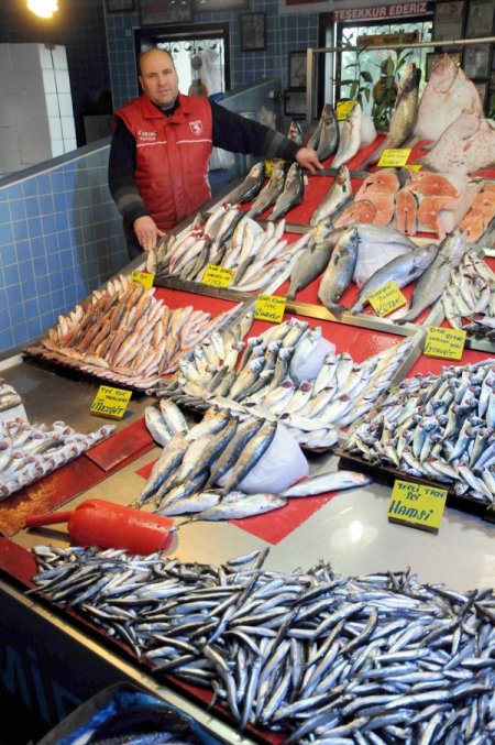 Kar Yağışının Ardından Lezzetlenen Hamsiyi Balıkçılar Mumla Arıyor