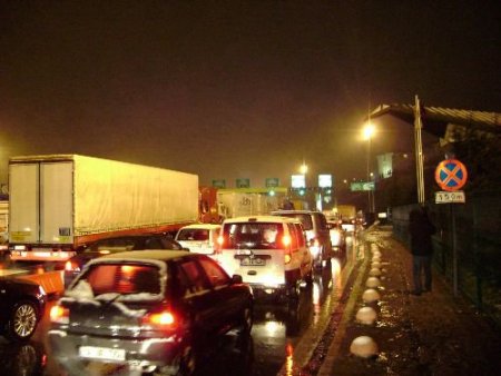 Kar Yağışıyla Birlikte Boğaz Köprülerinde Kilometrelerce Araç Kuyruğu Oluştu