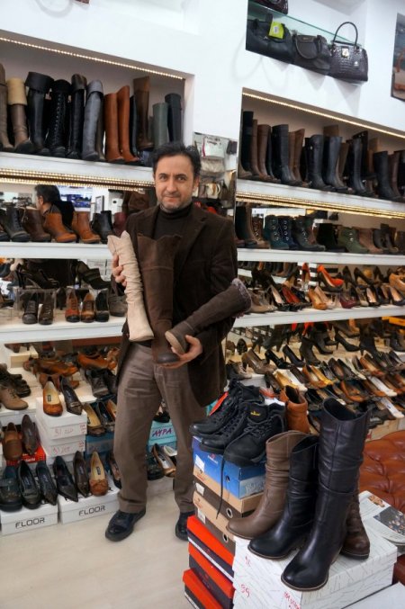 Kar yağmayınca kışlık botlar esnafın elinde kaldı