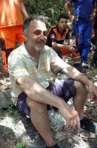 Kar yemek için çıktığı dağda kaybolan aile kurtarıldı
