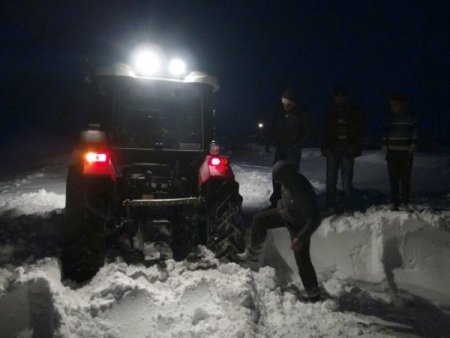 Kar yolları kapadı, araçlar mahsur kaldı