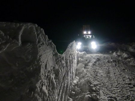 Kar yolları kapadı, araçlar mahsur kaldı