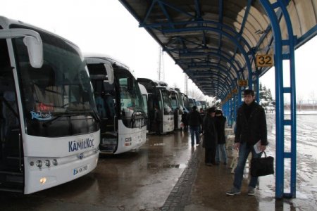 Kar yolları kapattı, otobüs seferleri 3’den 1’e düştü