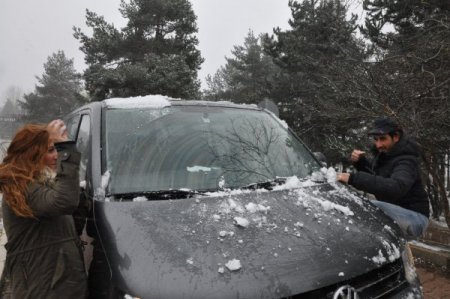 Kar yüzünü gösterdi, tatilciler sevindi