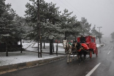 Kar yüzünü gösterdi, tatilciler sevindi