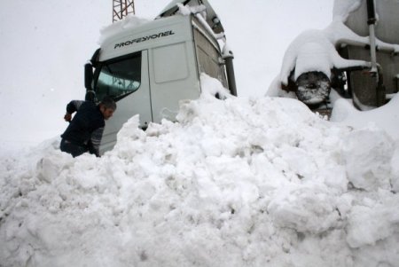 Kara Gömülen Kamyon, 3 Gündür Kurtarılmayı Bekliyor