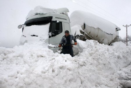 Kara Gömülen Kamyon, 3 Gündür Kurtarılmayı Bekliyor