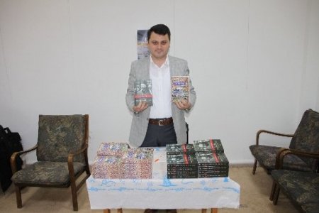 Kara Papaz Makarıos hakkında kitap yazdı