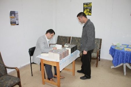 Kara Papaz Makarıos hakkında kitap yazdı