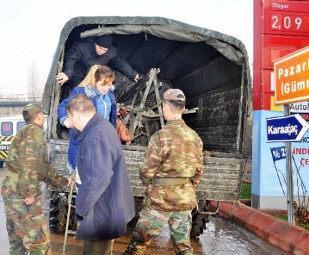 Karaağaç Yolu Su Altında Kaldı, Vatandaşlar Askeri Araçlarla Taşınıyor