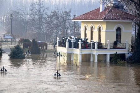 Karaağaç Yolu Su Altında Kaldı, Vatandaşlar Askeri Araçlarla Taşınıyor