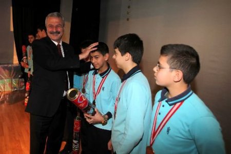 Karabağlar Belediyesi Yamanlar'ın Matematik Dahilerine Ödül Verdi