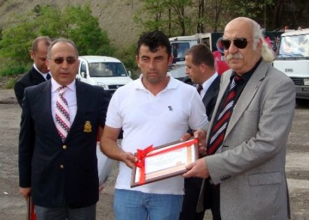 Karabük Belediyesi'nin Temizlik Çalışanları Ödüllendirildi