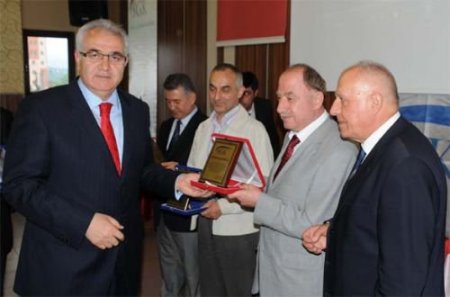 Karabük'te Vergi Rekortmenlerine Plaket Verildi
