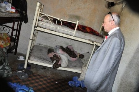 Karacabey Belediyesi'nden, harabe evde yaşayan aileye destek