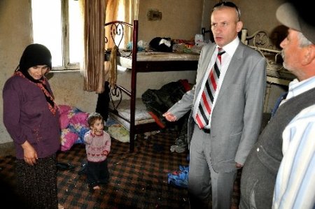 Karacabey Belediyesi'nden, harabe evde yaşayan aileye destek