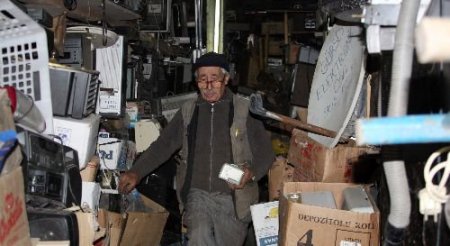 Karadenizli Radyo Tamircisi, Elektronik Aletlerin Hurdalarını Satmaya Kıyamıyor