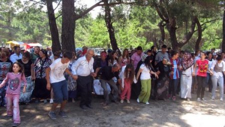 Karadenizliler Aşırı Sıcaklara Rağmen Kazdağları'nda Horon Tepti
