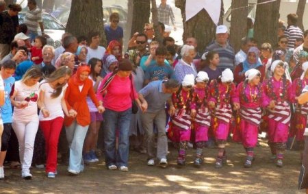 Karadenizliler Aşırı Sıcaklara Rağmen Kazdağları'nda Horon Tepti