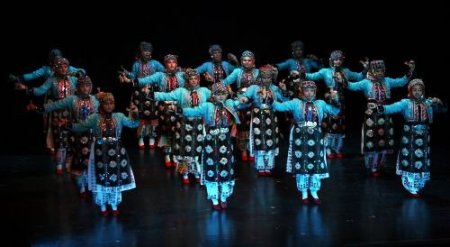 Karagöz Halk Dansları Topluluğu Çocuklar İçin Sahne Aldı