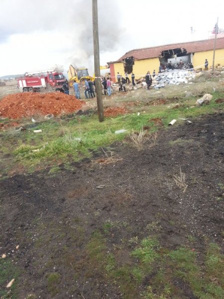 Karahallı'da iplik fabrikası yandı