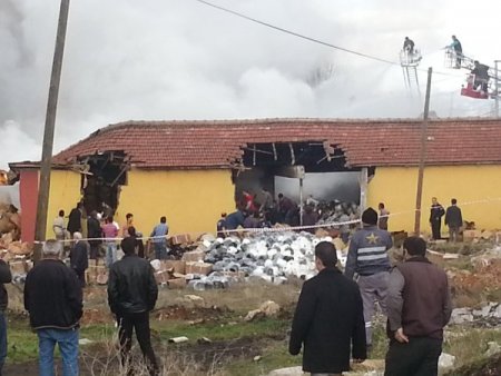 Karahallı'da iplik fabrikası yandı