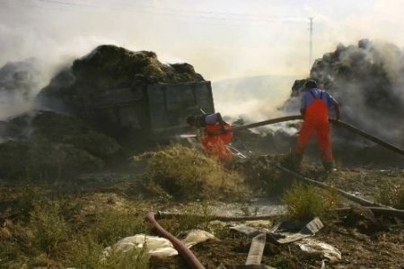 Karaman'daki Yangında 1 Traktör, 8 Ton Saman Yandı