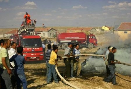 Karaman'daki Yangında 1 Traktör, 8 Ton Saman Yandı