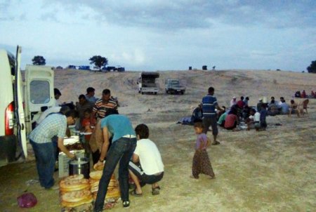 Karamanlı İşadamları Mevsimlik Tarım İşçileriyle İftar Yaptı