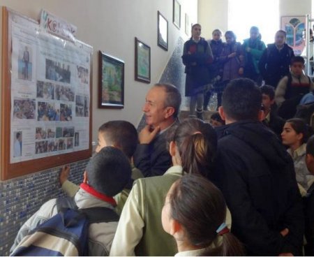 Karamanoğlu Mehmet Bey öğrencileri duvar gazetesi çıkarıyor