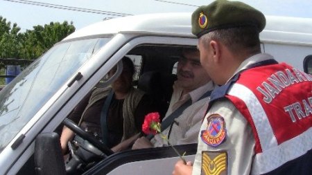 Karamürsel Jandarma ekiplerinden annelere karanfil