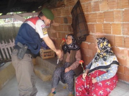 Karamürsel Jandarma ekiplerinden annelere karanfil